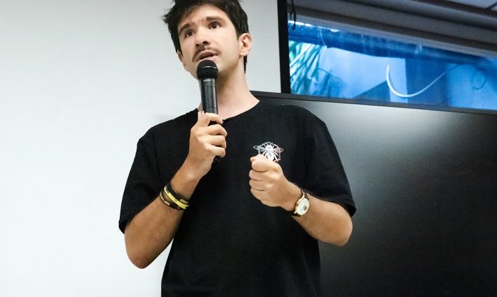 À Bordeaux, Juan Branco place la démocratie au cœur de son discours