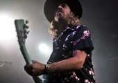 Roman Gaume revient à Sortie 13, entre guitare et magie