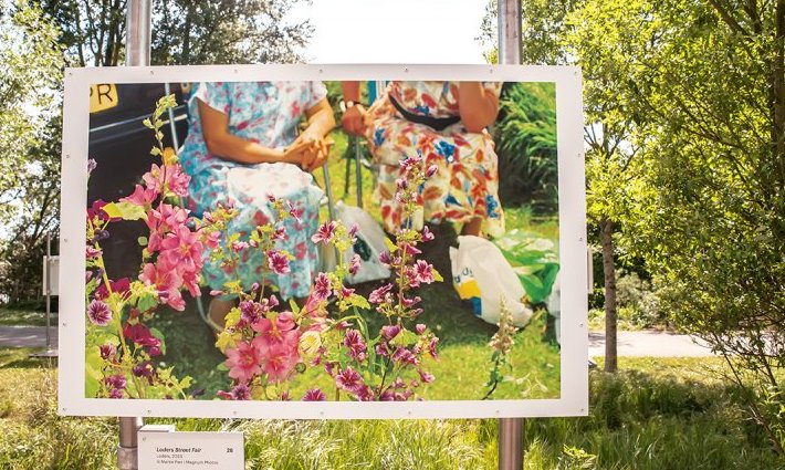 Martin Parr révèle nos rituels sociaux à la Cité du Vin