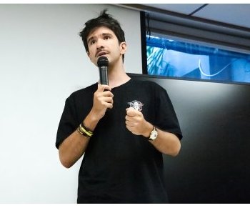 À Bordeaux, Juan Branco place la démocratie au cœur de son discours