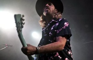 Roman Gaume revient à Sortie 13, entre guitare et magie