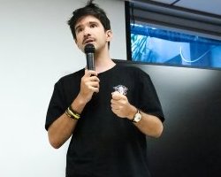 À Bordeaux, Juan Branco place la démocratie au cœur de son discours