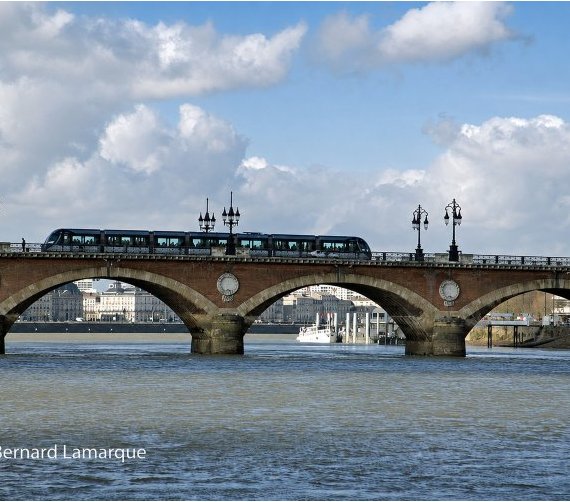 Bordeaux : les trams A et E doivent de nouveau traverser le pont de pierre samedi