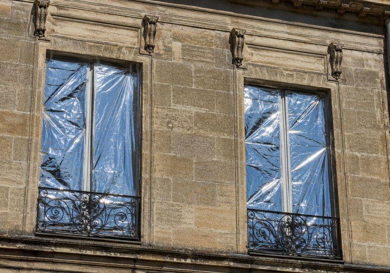 Canicule à Bordeaux : les couvertures de survie gagnent les fenêtres