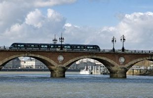 Bordeaux : les trams A et E doivent de nouveau traverser le pont de pierre samedi