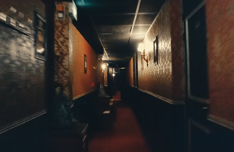 Regards en images : une nuit d'enquête à The Hostel