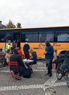 À Bordeaux, le Coffee Bus 33 sert aussi la solidarité