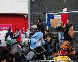À Bordeaux, la mobilisation des lycéens se poursuit et s'étend à Sciences Po