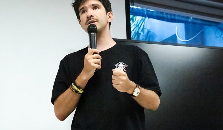 À Bordeaux, Juan Branco place la démocratie au cœur de son discours