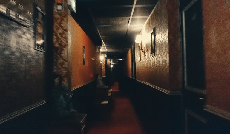 Regards en images : une nuit d'enquête à The Hostel