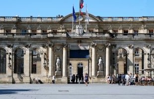 Municipales 2026 à Bordeaux : Hurmic en tête, triangulaire au second tour