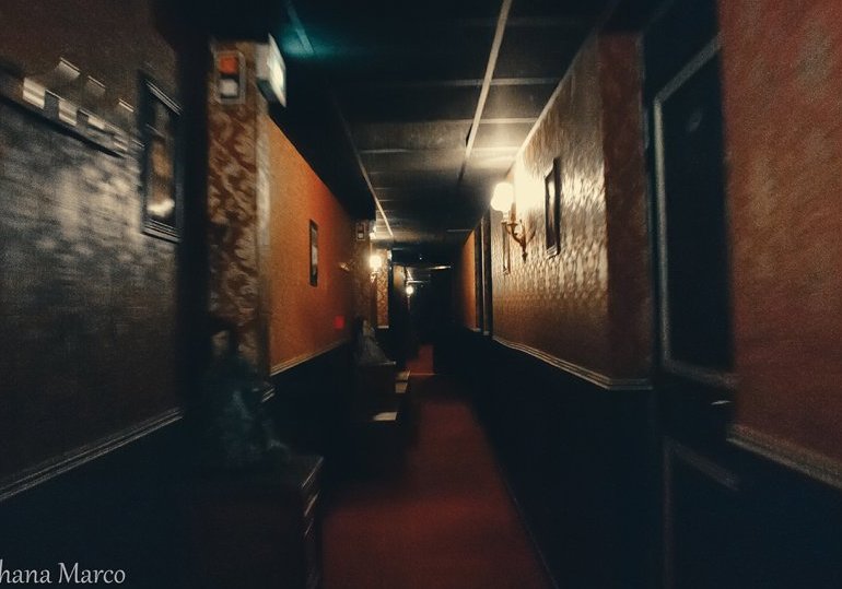 Regards en images : une nuit d'enquête à The Hostel