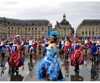 Au Miroir d'eau, Bordeaux se met à l'heure du French Cancan