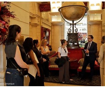 Quatre jeunes filles en visite à Bordeaux