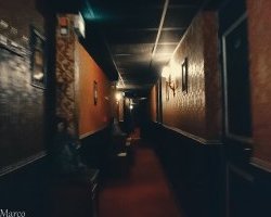 Regards en images : une nuit d'enquête à The Hostel