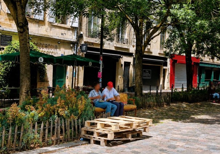 Aux Capucins, le quartier réinstalle son salon de rue