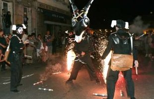 Deabru Betzak pour une dernière déambulation à Fest'Arts 2012