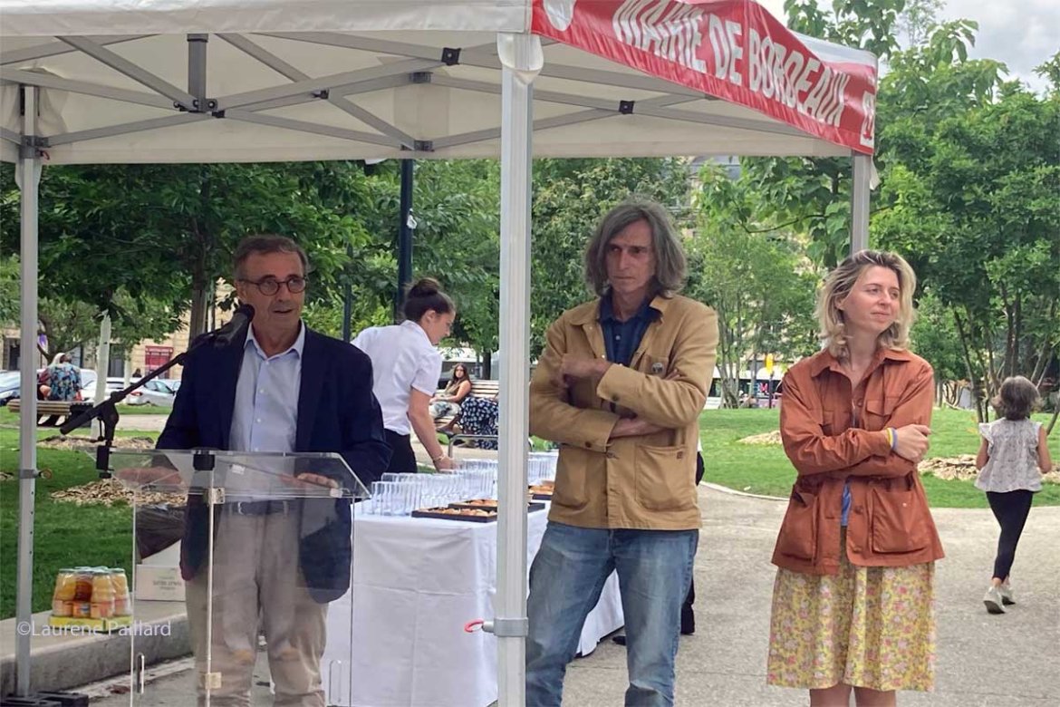 Jofo célèbre l'art, la solidarité et la liberté lors du vernissage de son exposition "Bleu, Jaune et Liberté"