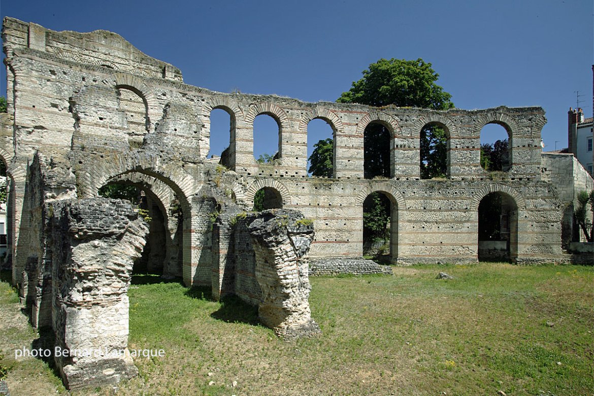 Naissance, vie et destruction de l'amphithéâtre du Palais Gallien.