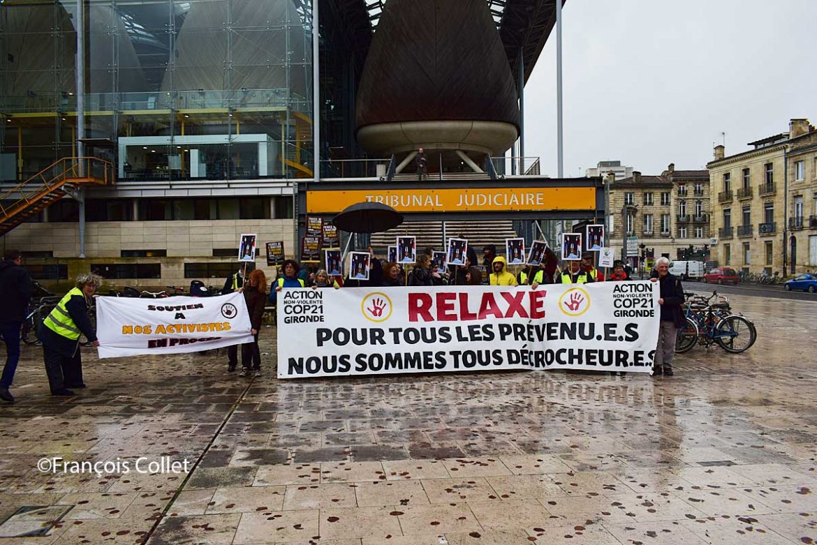 8 décrocheurs de portraits pour dénoncer « l'inaction du gouvernement sur l'urgence climatique » devant le tribunal
