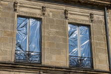 Canicule à Bordeaux : les couvertures de survie gagnent les fenêtres