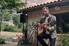 À Blanquefort, Cyril Mokaiesh chante sous un ciel écarlate